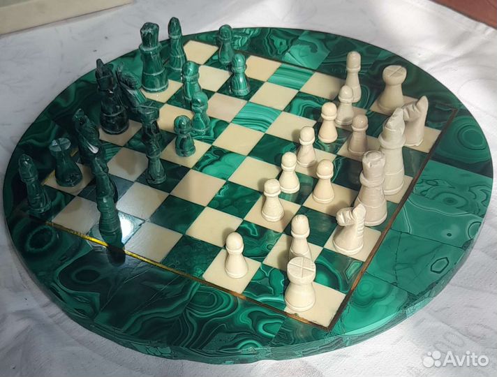 Шахматы из малахита ручной работы