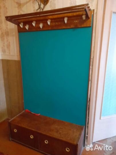 Вешалка для одежды с закрытыми полками