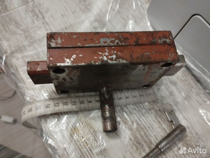 Замок гаражный накладной