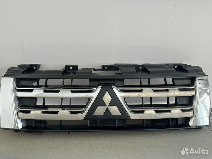 Решетка радиатора mitsubishi pajero 4 б/у