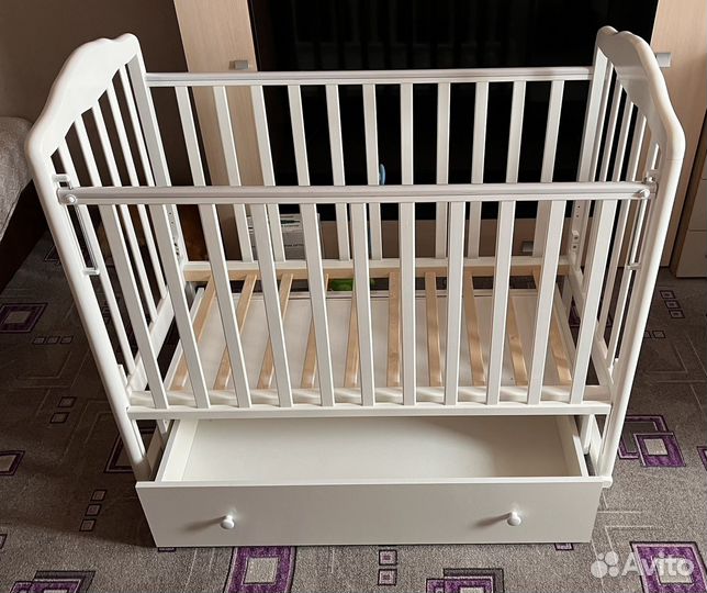 Детская кроватка с маятником и ящиком