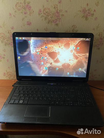 Ноутбук emachines E525