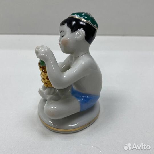 Фарфоровая статуэтка мальчик С виноградом лфз