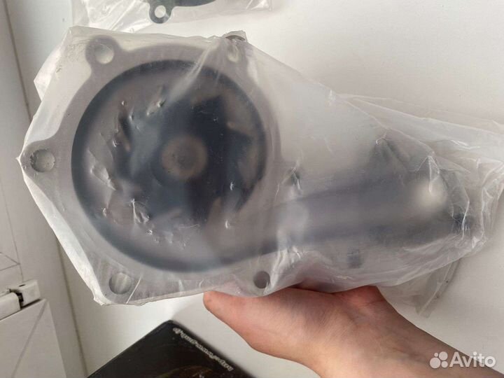 Водяной насос в сборе на Тойоту Ланд Круизер 100