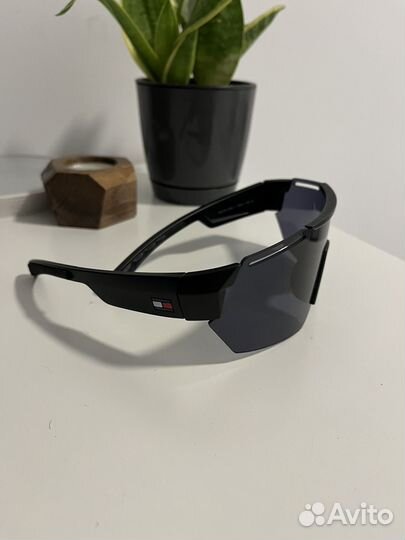 Солнцезащитные очки мужские Tommy Hilfiger