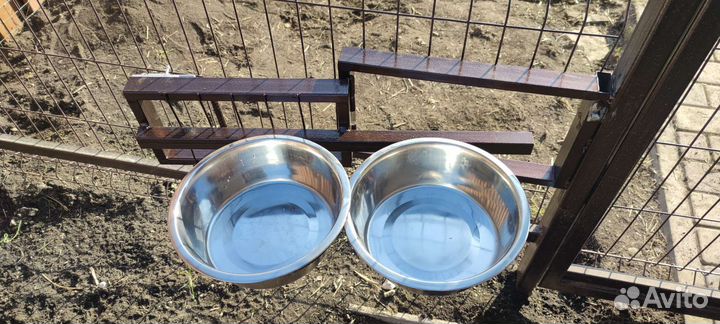 Безопасная кормушка для вольера