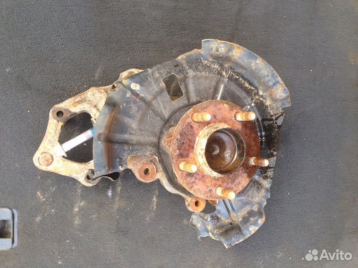 Кулак задний левый Мазда 6gh 2010г