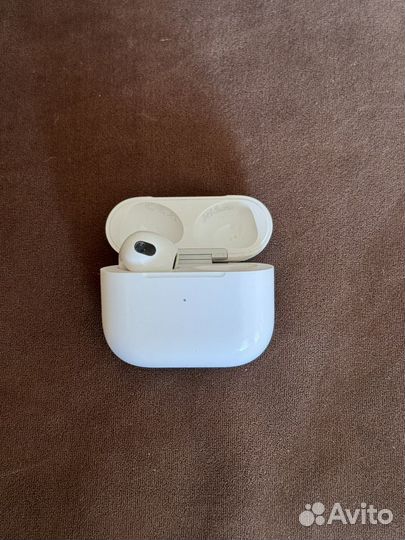 Левый наушник AirPods 3 и кейс