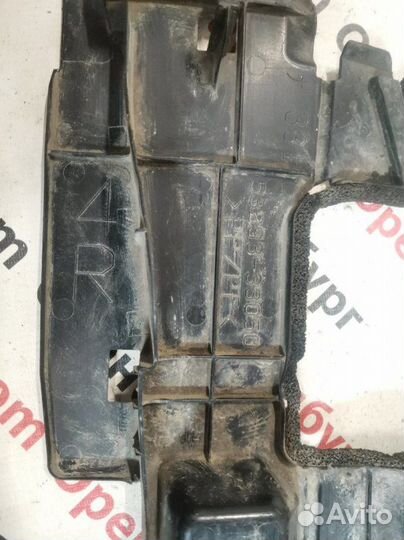 Дефлектор радиатора правый Toyota Camry 40