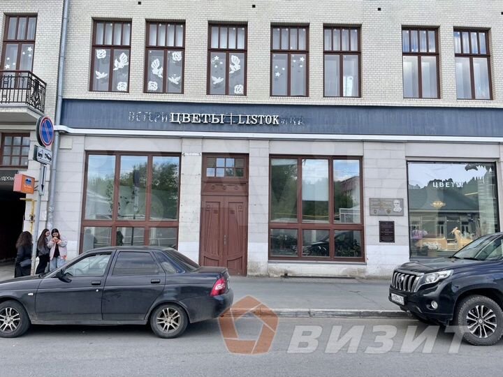 Помещение с витражами в историческом центре