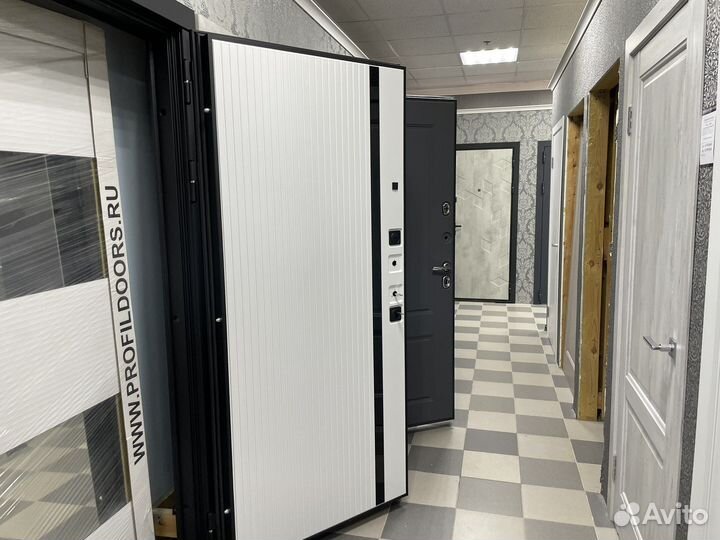 Входная дверь глухая