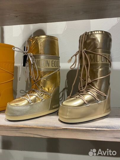 Moon boot gold