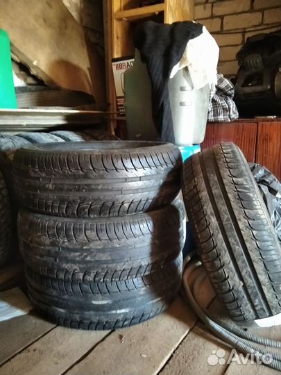 Acustica Challenger 215/60 R8