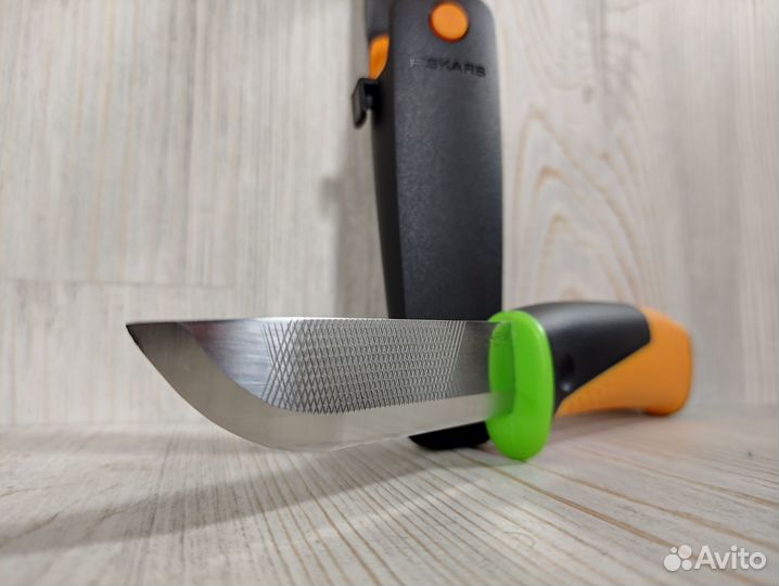 Нож для тяжелых работ с точилкой Fiskars 1023619