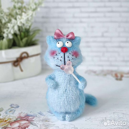 Голубая кошка с леденцом - интерьерная игрушка
