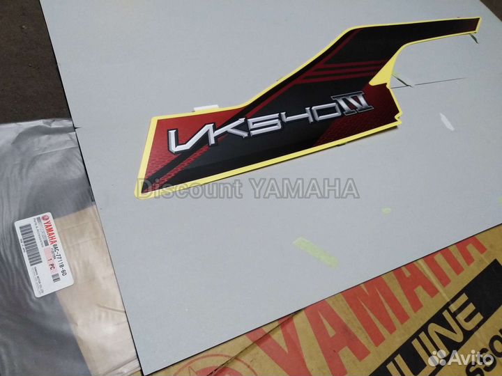 Оригинальная наклейка правая на капот Yamaha Vk540