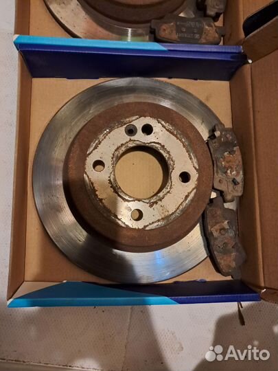 Задние тормозные диски с колодками kia rio 3