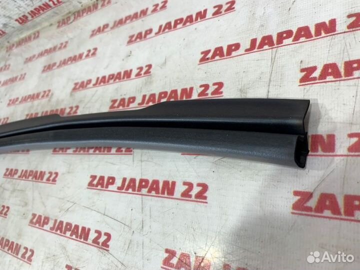 Уплотнитель крыла передний правый Toyota Land