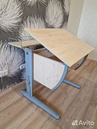 Детский письменный стол, парта
