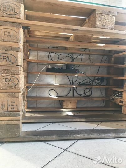 Стол письменный рабочий из паллетов стеклом