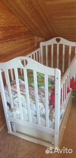 Детская кроватка с маятником и ящиком