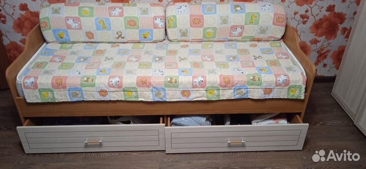 Детская кровать и шкаф