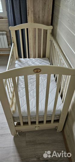 Детская кроватка с маятником и ящиком