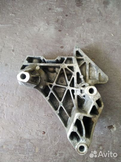 Кронштейн двигателя VW Passat B6