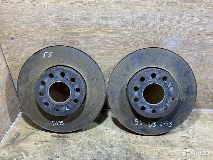 Комплект передних тормозных дисков VW Golf 5 D179