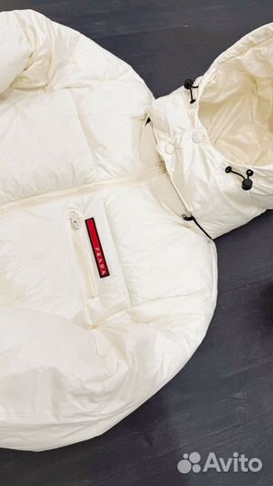 Пуховик мужской Prada молочного цвета