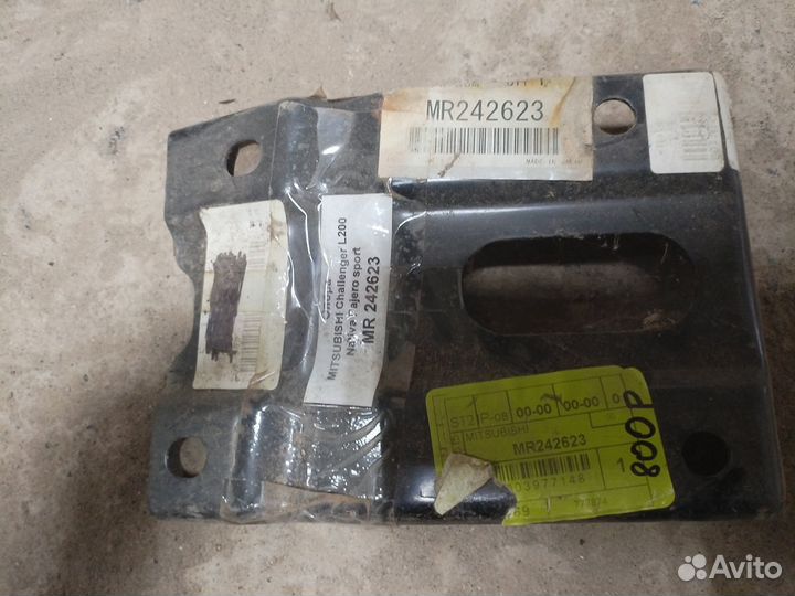 Кронштейн бампера передний левый