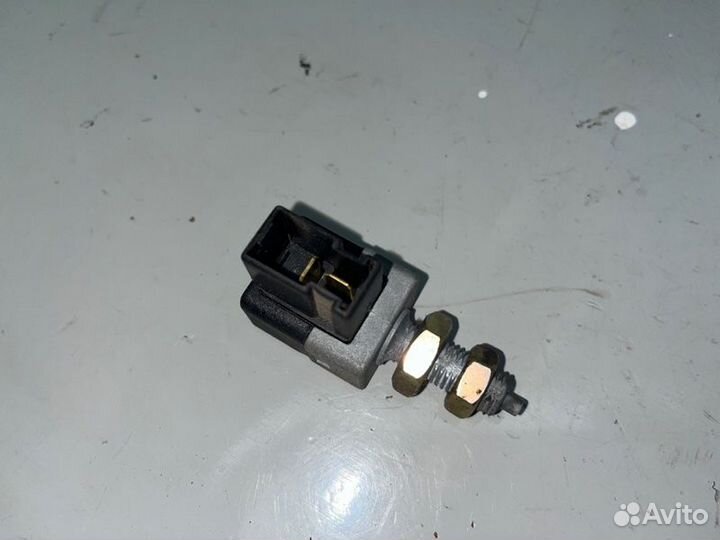 Датчик включения стопсигнала Hyundai Sonata IV