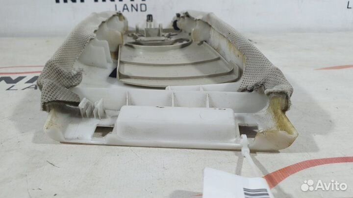 Обшивка средней стойки верхняя правая Infiniti