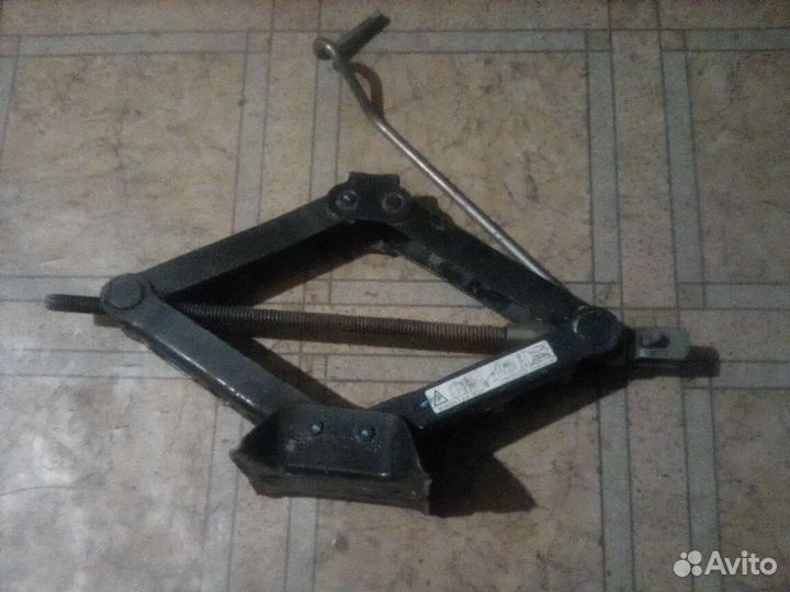 Домкрат ромбовый для автомобилей