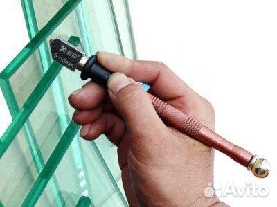 Резчик стекла, помощник резчика