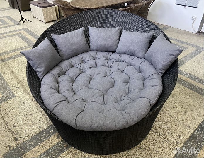 Круглый диван из ротанга