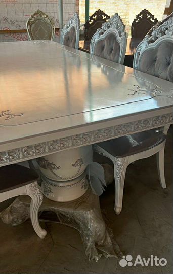 Стол и стулья