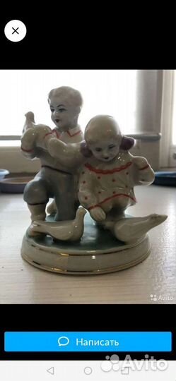 Фарфоровая статуэтка Дети кормят голубей