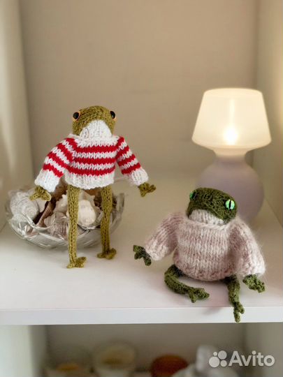 Вязаная лягушка интерьерная игрушка