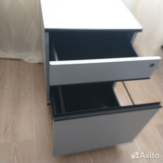 Тумбочка с подвесными папками