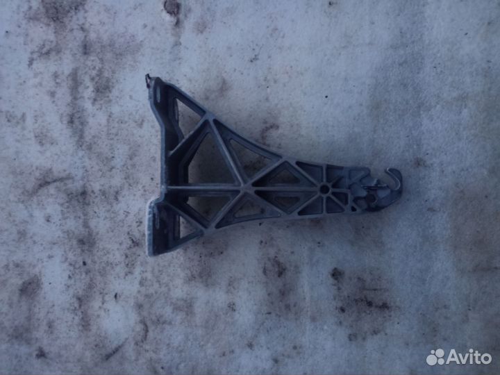 Кронштейн подлокотника Audi A8 D3