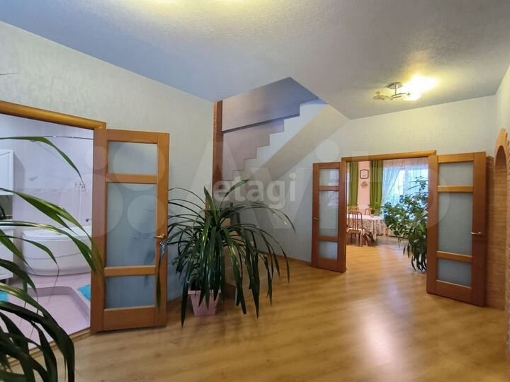 Дом 401,6 м² на участке 7,5 сот.