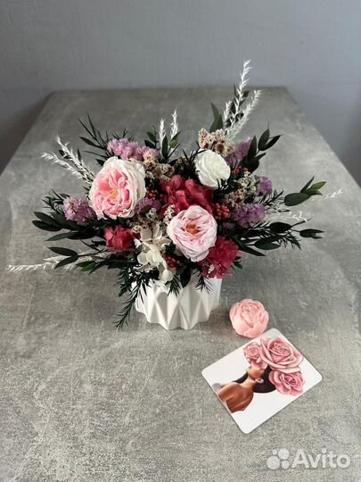 Букеты, композиции из невянущих живых цветов