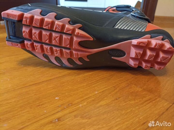 Новые лыжные ботинки (р. 43.5)