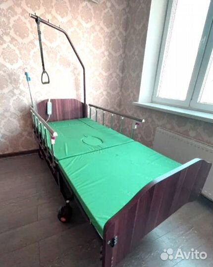 Медицинская кровать для лежачих больных с пультoм