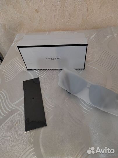 Очки солнцезащитные Givenchy