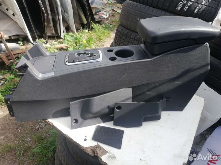 Консоль центральная Джили Эмгранд Х7