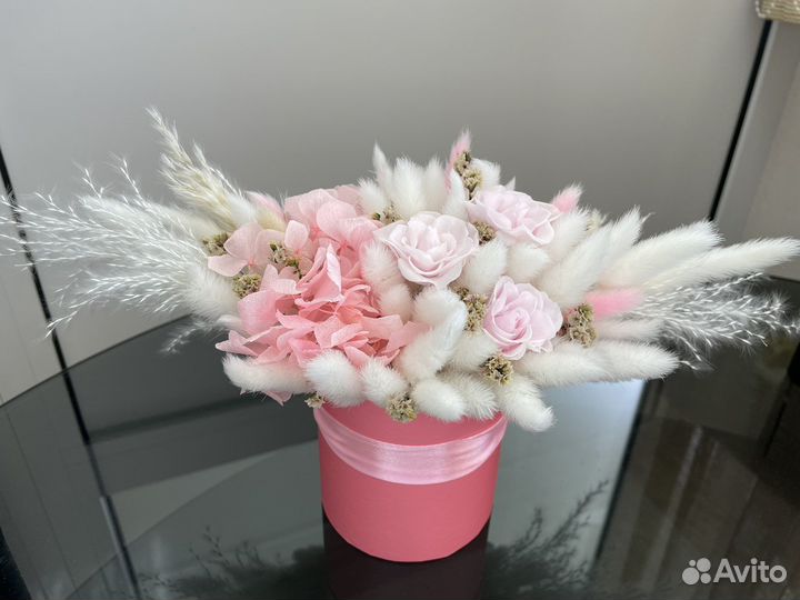 Композиция из сухоцветов в шляпной коробке