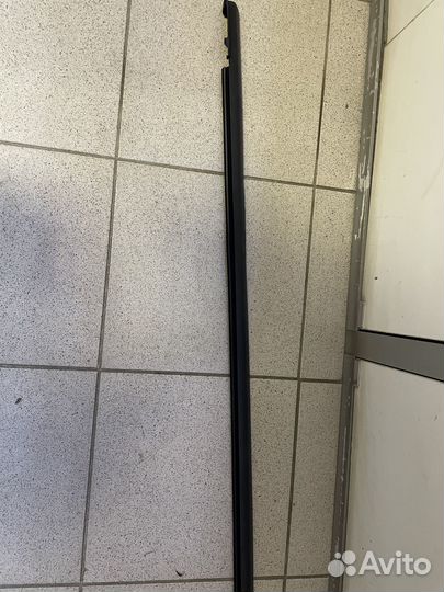 Уплотнитель стекла внешний передней левой двери