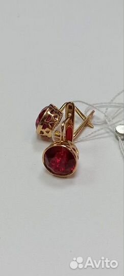 Золотые серьги с камнем